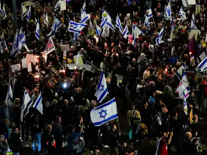 Angeh&ouml;rige der israelischen Geiseln, die im Gazastreifen von der Hamas festgehalten werden, protestieren in Tel Aviv f&uuml;r deren Freilassung.