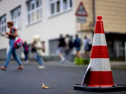 Um den &laquo;Elterntaxis&raquo; etwas entgegenzusetzen, m&uuml;ssen dem St&auml;dtetag zufolge individuelle L&ouml;sungen her - zum Beispiel tempor&auml;re Stra&szlig;ensperrungen.