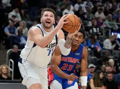 Basketball-Star Luka Doncic (l) schrieb NBA-Geschichte.