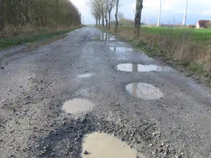 Schlagloch an Schlagloch, so sah der Blockhausweg in Hinte lange aus.