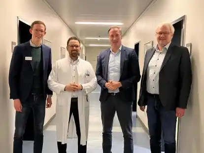 Freuen sich mit dem neuen Chefarzt Dr. Ali Akil (2. v. l.) auf die Zukunft der Thoraxchirurgie in Emden (von links): Krankenhausdirektor Tilman Winkler, Gesch&auml;ftsf&uuml;hrer Dirk Balster und &auml;rztlicher Direktor Dr. Jens Br&auml;unlich.