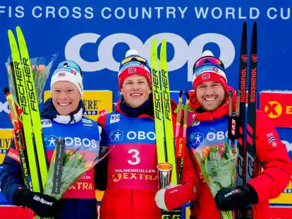 Der Sieger Johannes Hosflot Klaebo (M) aus Norwegen auf dem Podium.