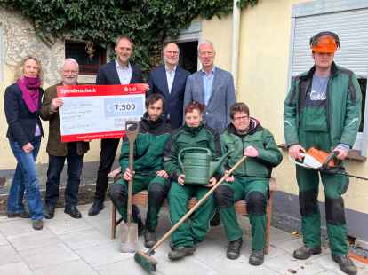 Finanzspritze f&uuml;r die Baumhaus GmbH und die Ulme-9:(v.li.:) Bettina Unruh (Gesch&auml;ftsf&uuml;hrerin), Hartmut Ernst (Vorstand Stiftung Baumhaus), Oliver Nienaber, Olaf Meenen (beide Gesch&auml;ftsf&uuml;hrung Stiftung und Kultur der LzO), Peter Wandscher (Vorstand Stiftung Baumhaus), Pascal von Dungern, Nicole Koenen, Matthias Segebade, Christian Meenken (alle Baumhaus Werkstatt Gartenservice).