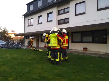 Feuer in Aschhausen: Einsatzkr&auml;fte r&uuml;ckten am Samstag zu einem K&uuml;chenbrand in einem Mehrfamilienhaus aus.