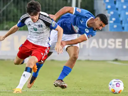 Musste mit dem SSV Jeddeloh gegen den Hamburger SV II eine Niederlage hinnehmen: Kasra Ghawilu (in blau).