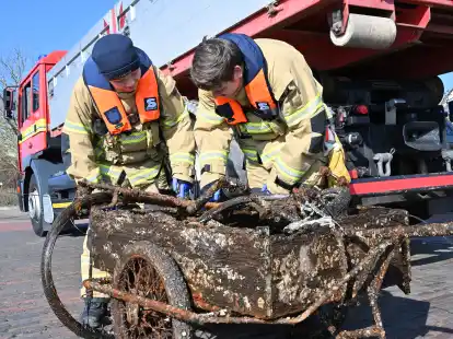 Fr&uuml;hjahrsputz unter Wasser: Taucher der Berufsfeuerwehr und der DLRG Bockhorn-Zetel holten eine alte Holzkarre aus dem Hafenbecken.