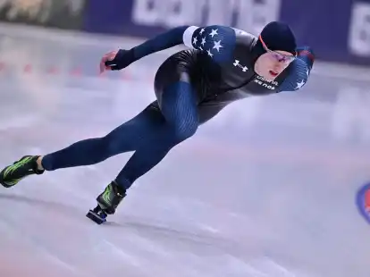 Holte sich bei der Eisschnelllauf-WM den Mehrkampf-Titel: Jordan Stolz.