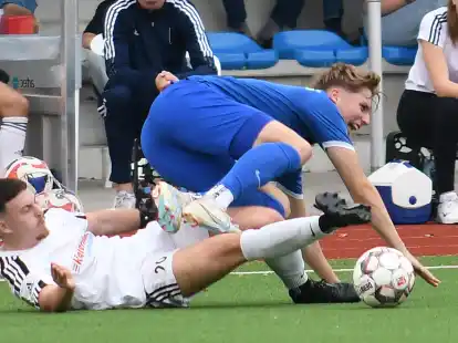 Finn Rosenboom (in Blau) ist mit seinem TuS Esens im Rückspiel beim SV Eintracht Nordhorn zu Fall gebracht worden.