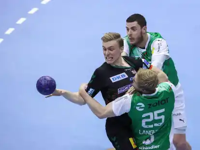 Gisli Kristjansson (l) und der SC Magdeburg setzten sich gegen die F&uuml;chse durch.