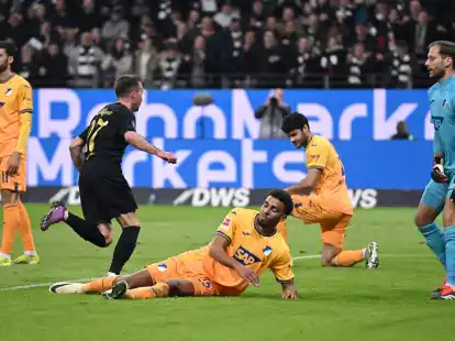 Frankfurts Mario G&ouml;tze (2.v.l.) sorgte mit seinem Tor zum 3:1 f&uuml;r die Entscheidung.