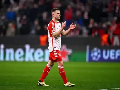 Bayerns Joshua Kimmich feiert den 8:1-Kantersieg gegen Mainz 05 mit den Fans.