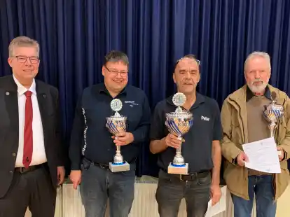 Die Gewinner der Herrenkonkurrenz (von links nach rechts): Präsident Gerfried Meyer ehrte Jörg Dannemann (2. Platz) sowie Champion Peter Specken und den Drittplatzierten Hinrich de Vries vom Skatclub Aurich.
