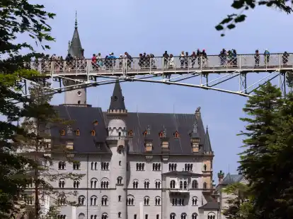 Touristen stehen auf der Marienbr&uuml;cke vor dem Schloss Neuschwanstein. Ein Mann hatte dort zwei Frauen attackiert und wurde nun verurteilt.
