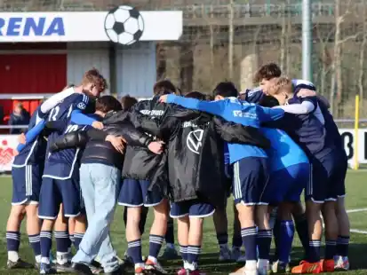 Starker Zusammenhalt bei der U19 von Kickers Emden, die auf Platz zwei der Landesliga klettert.