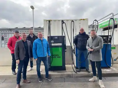 Die Emsteker Gemeindespitze besucht die Firma Knoop im Gewerbegebiet in Westeremstek. Unser Bild zeigt (von links) Karl Knoop,  Reiner kl. Holthaus, Franz-Josef Rump, Stefan Knoop, Frank Knoop und Michael Fischer.