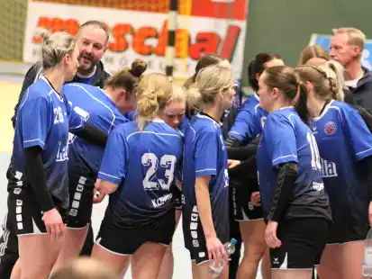 Zu Hause gefordert: die Landesliga-Handballerinnen der HSG Varel um Trainer Sascha Timpe (links)