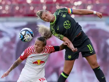 Wolfsburgs Alexandra Popp (r) und Leipzigs Jenny Hipp k&auml;mpfen um den Ball.
