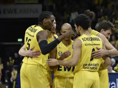 Wollen zusammenr&uuml;cken: die Baskets um (von links) Ebuka Izundu, Alen Pjanic (verdeckt), Geno Crandall, Len Schoormann und Brekkott Chapman (verdeckt)