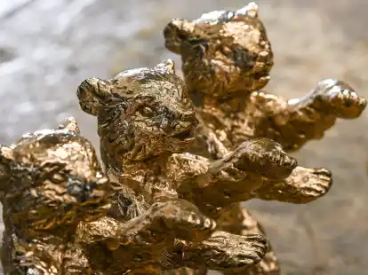 Erste Rohlinge der Berlinale-B&auml;ren sind in der Bildgie&szlig;erei Hermann Noack zu sehen. Mit der umstrittenen Berlinale-Gala hat sich der Aufsichtsrat der Internationalen Filmfestspiele in einer Sondersitzung befasst.