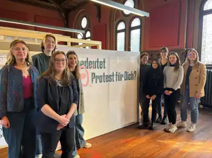 Die Studenten haben Fotos, Plakate und Musik der Protestkultur in Oldenburg zusammengetragen.