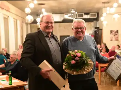 MTV-Vorsitzender Stefan König (links) gratulierte Jürgen Dankwardt zur Ehrenmitgliedschaft.