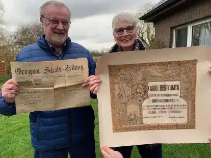 Sch&auml;tze aus dem Familien-Archiv: Uwe und Henrike Tapper mit der 125 Jahre alten Zeitung und einer Urkunde der deutschen Seewarte.