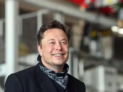 Elon Musk bei seinem letzten Besuch in der Tesla Gigafactory in Gr&uuml;nheide vor rund vier Monaten.