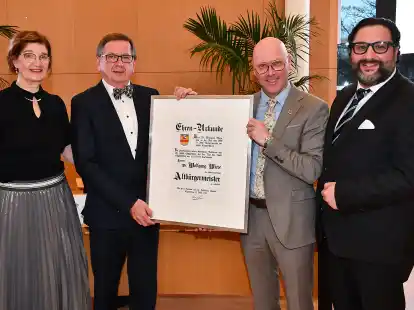 Dr. Wolfgang Wiese (2. von links) nahm die Ehren-Urkunde im Beisein seiner Frau Sigrid, von B&uuml;rgermeister Neidhard Varnhorn (2. von rechts) sowie des Ratsvorsitzenden Yilmaz Mutlu entgegen.