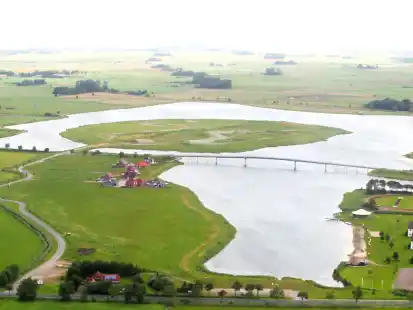 Blick auf die Rundinsel im Wangermeer in Hohenkirchen: Die touristische Erschlie&szlig;ung durch einen Investor wurde bisher nicht realisiert. Nun pr&uuml;ft die Gemeinde, das Eiland in Eigenregie zu beplanen und herzurichten.