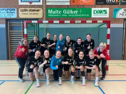 Die B-Juniorinnen-Verbandsliga-Handballerinnen des TV Cloppenburg mit ihren Trainerinnen Meike Grotz (links) und Birgit Deeben (rechts) haben auch ihr siebtes und letztes Spiel vor den Osterferien gewonnen.