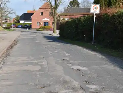 Schon seit dem Jahr 2019 ist die angestrebte Grundsanierung der stark in Mitleidenschaft gezogenen Schulstra&szlig;e in Schwei auf Eis gelegt.