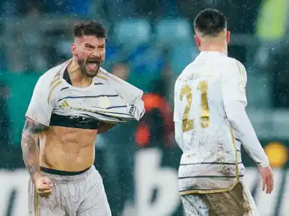 Schie&szlig;t mit dem 2:1 seine Mannschaft ins Halbfinale:&nbsp;Kai Br&uuml;nker (l) von Saarbr&uuml;cken.