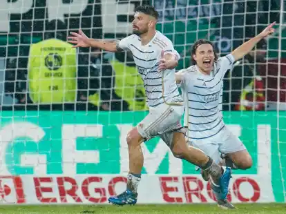 Saarbr&uuml;cken stehe nun mit einem Bein in Berlin, sagt Kai Br&uuml;nker (l) nach dem Pokal-Coup.