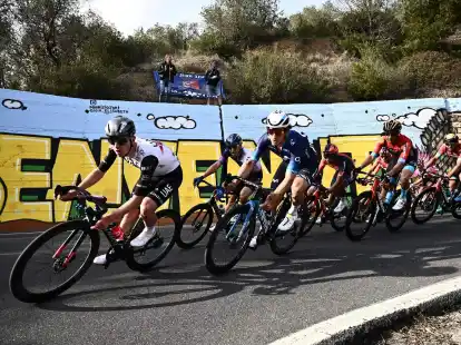 Am Samstag peilt Tadej Pogacar (l) aus Slowenien den Sieg beim Klassiker Mailand-Sanremo an.