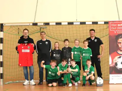 Gewann das „Herzschlag-Turnier“ der E-Jugend-1. Kreisklasse: SV Höltinghausen mit Initiator Thomas Wilkens (mit Hannover 96-Trikot) und den Trainern Thomas Willenborg und Sebastian Meyer (von links).