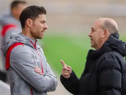 Leverkusens Trainer Xabi Alonso (l) und Vorsitzender Fernando Carro sind zwei der Baumeister der Leverkusener Erfolgs.