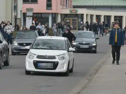 Viel &bdquo;Gewusel&ldquo; auf der Stra&szlig;e Am Steinacker: Am Schulzentrum wird es nach Schulschluss h&auml;ufig eng, wenn hunderte Gymnasiasten und Obersch&uuml;ler zugleich nach Hause wollen.