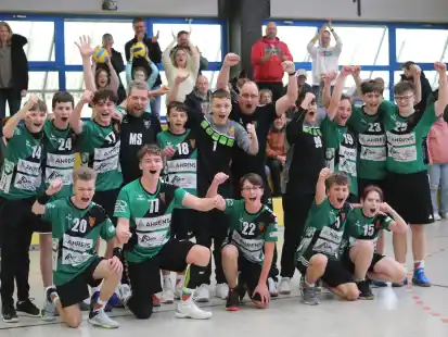 Jubel über den Oberliga-Aufstieg: Die Spieler und Trainer der männlichen C-Jugend feiern in der „Hölle Heide“ vor den Hoykenkamper Fans.