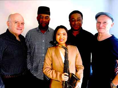 Spielen am Mittwoch, 20. M&auml;rz, im Rathaus Jever: Vincent Herring (zweiter von rechts) mit Soul Chemistry feat. Erena Terakubo (Mitte).