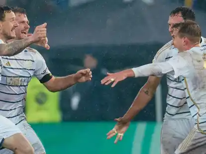 Sensation f&uuml;r die Saarbr&uuml;ckener:&nbsp;Marcel Gaus (l), Manuel Zeitz (2.v.l.), Bjarne Thoelke (2.v.r.) und Lukas Boeder (r) feiern ihren Sieg.