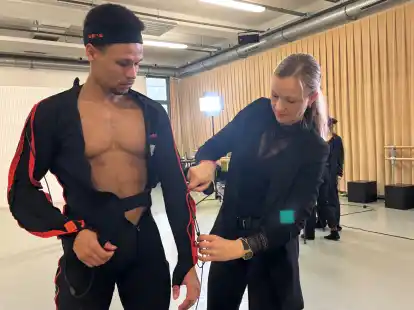 Doktorandin Verena Fehringer und Tänzer Samury Flury beim Anlegen des Sensoren-Anzugs.