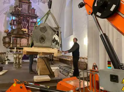 Der restaurierte Sarg der im Jahr 1666 beigesetzten Augusta Johanne Gr&auml;fin zu Aldenburg war der erste, der wieder in die Gruft hinabgelassen wurde.