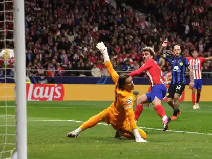 Antoine Griezmann (M) von Atletico Madrid erzielte den zwischenzeitlichen Ausgleich zum 1:1.