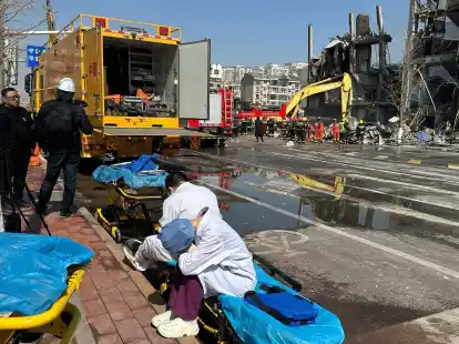 Die Feuerwehr schickte nach eigenen Angaben mehr als 150 Rettungskr&auml;fte zum Unfallort.