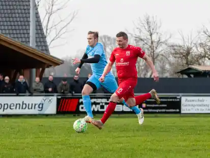 Spielertrainer Olaf Bock (rotes Trikot) vom BV Kneheim