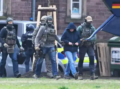 Die fr&uuml;here RAF-Terroristin Daniela Klette wird in Karlsruhe zu einem Hubschrauber gef&uuml;hrt.