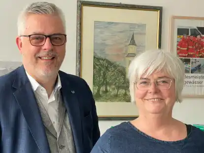 In Sande wird eine neue Gleichstellungsbeauftragte gesucht. B&uuml;rgermeister Stephan Eiklenborg und die bisherige Amtsinhaberin Merle M&auml;nz helfen bei der Einarbeitung.