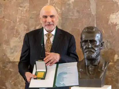 Der amerikanische Mediziner Dennis Kasper in der Frankfurter Paulskirche.
