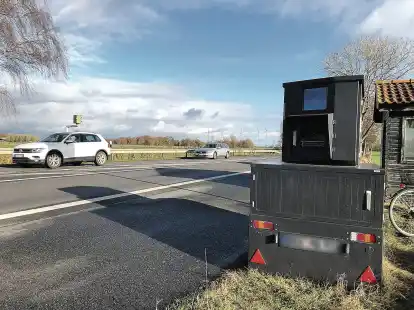 Der mobile Blitzer &bdquo;Fiete&ldquo; hat in 2023 Fotos von Rasern in der Wesermarsch gemacht. Die Summe aller verh&auml;ngten Strafzahlungen f&uuml;r Autofahrer bel&auml;uft sich auf mehrere Millionen Euro.