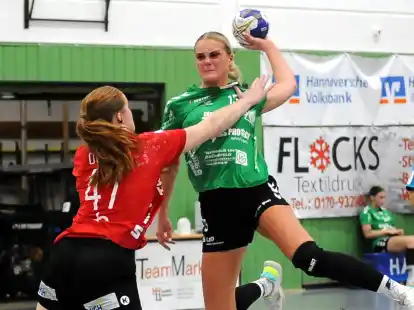 Emily Winkler (grünes Trikot) bestreitet mit dem BV Garrel ein Heimspiel gegen Hannover-Badenstedt.